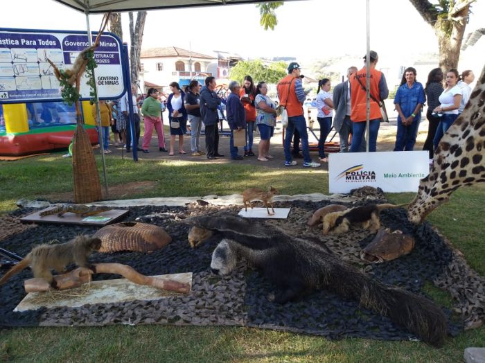 FAMÍLIA NA PRAÇA REÚNE CENTENAS DE PESSOAS.